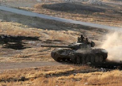 مقاتلو المعارضة يقودون دبابة في منطقة الحويز على المشارف الجنوبية لمدينة حلب